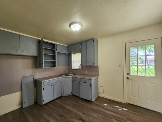 Building Photo - 2901 Frederick Dr