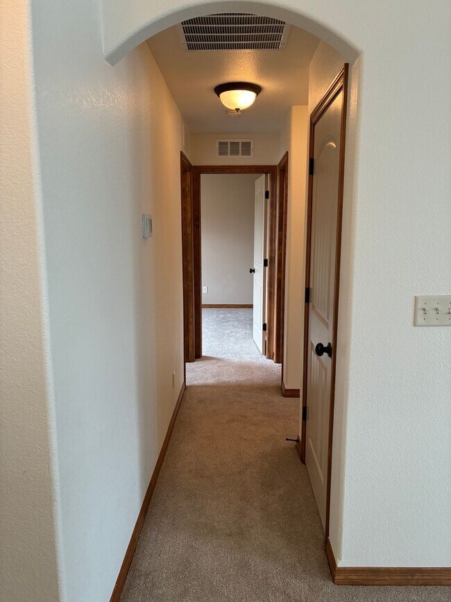 Building Photo - Beautiful 3 bedroom, 2 Bath Ranch with Attached 2 Car Garage and Fenced In Yard-The Meadows in We...