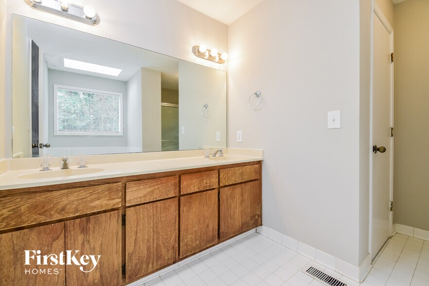 Building Photo - 1930 Fernwood Dr