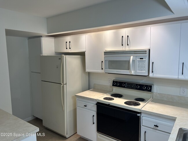 Building Photo - 1233 Country Club Dr