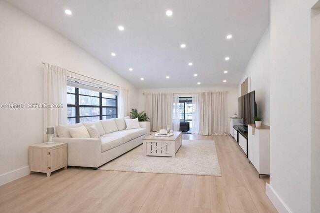 Building Photo - 769 Banks Rd