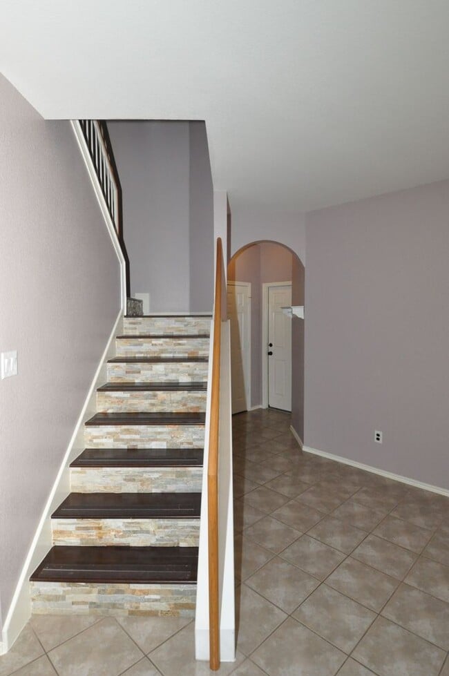 Building Photo - All appliances included! Gated lock and leave condo community in North Austin