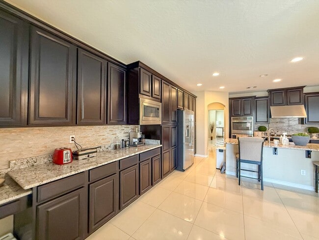 Building Photo - Luxury 6/BD 4.5/BA Large Furnished Home with Dual Primary Suites in Gated Community