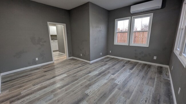 Building Photo - 410 E 6th St