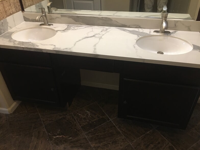 Building Photo - 5350 Dunlay Dr