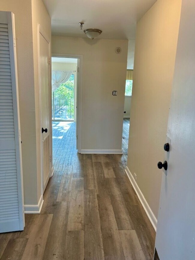 Building Photo - 848 E Boston St