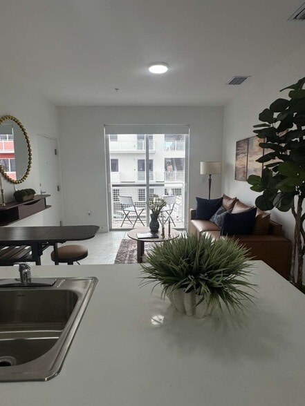 Building Photo - 1042 W 66th St