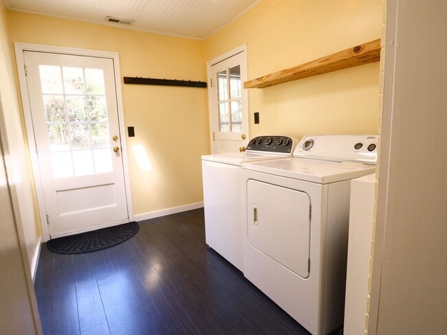 Building Photo - Move-In Ready 3 Bed/1 Bath Rancher | Spacious Yard & Enclosed Porch!