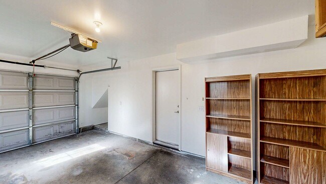 Building Photo - Beautiful 3 Bedroom 2.5 Bath Single Family...