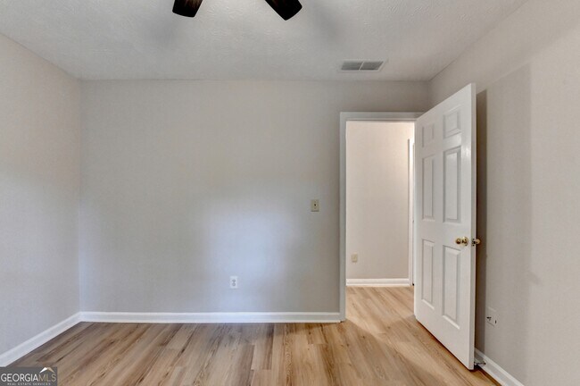 Building Photo - 2115 Glynmoore Dr
