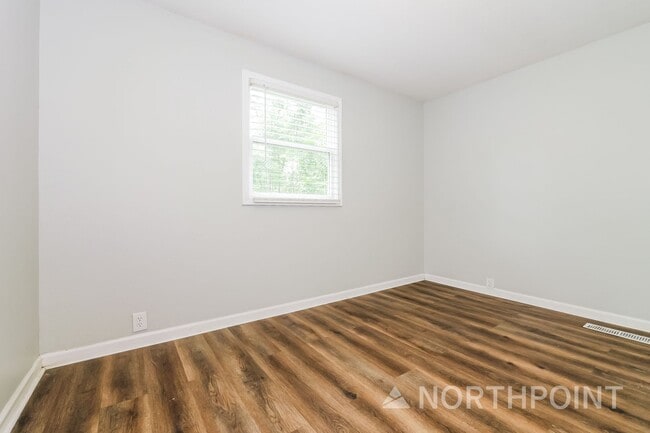 Building Photo - 3 BR/1.5BA | Newly Renovated Single Family Home |  Fenced backyard | In Kansas City!