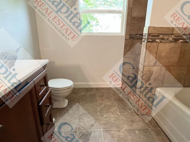 Building Photo - Spacious 3 Bedroom