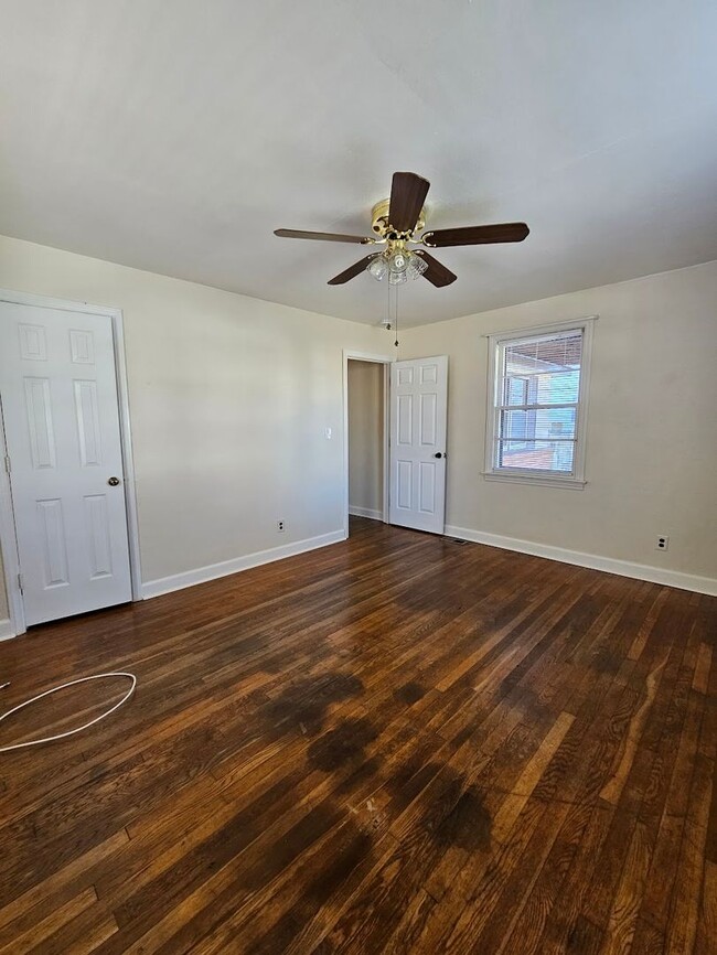 Building Photo - Adorable Three Bedroom One Bath House In T...