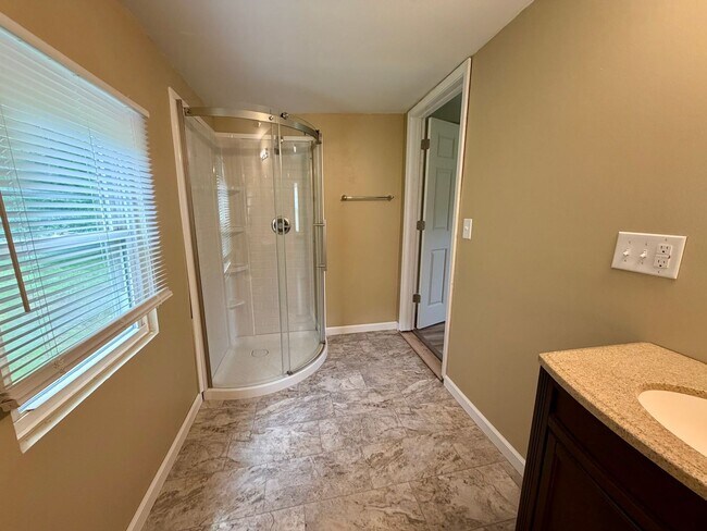 Building Photo - Knoxville 37914 - 3 bedroom, 2 bath home - Contact Tara Hayes (865) 242-8010
