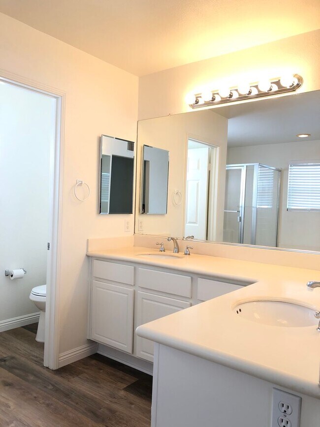 Building Photo - CHARMING 3 BR/2.5 BATH  " TWELVE PICKET LA...