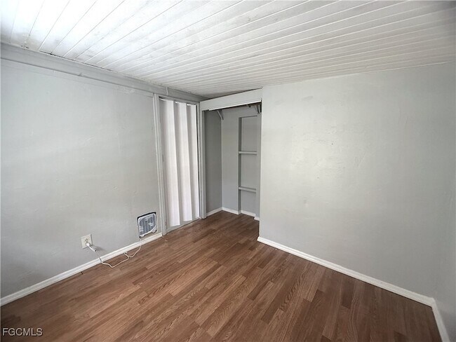 Building Photo - 8239 Suncoast Dr