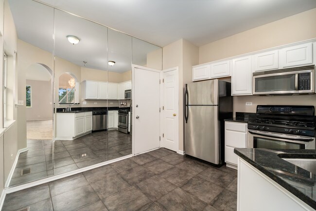 Building Photo - 3071 Autumn Lake Dr
