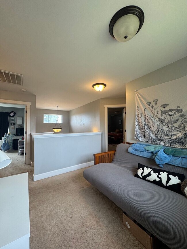 Building Photo - HUGE PET FRIENDLY Rental