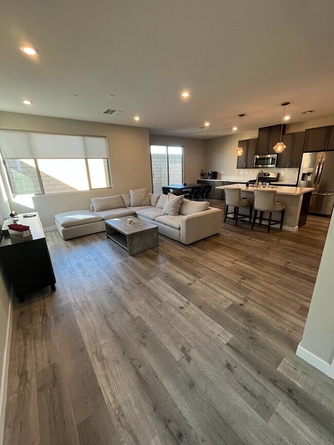 Building Photo - Beautiful 3 Bedroom Townhome in the Southw...