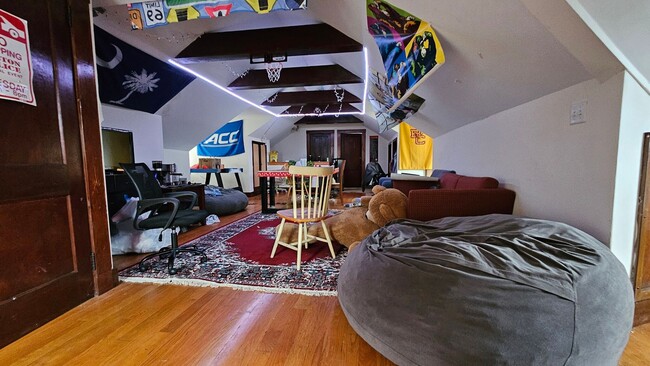 Building Photo - Top-notch and unique BC apartment