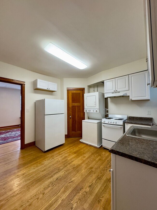 Building Photo - 402 Folcroft St