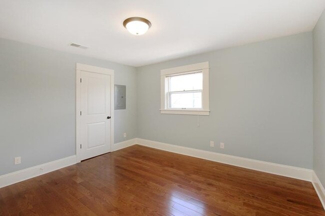 Building Photo - 843 Cherry St SE