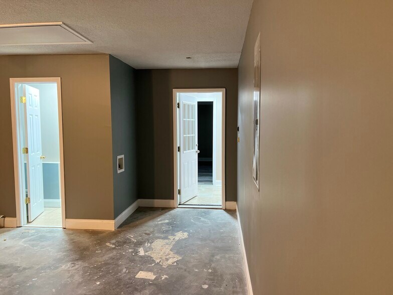 Building Photo - 112 Creekview Trl