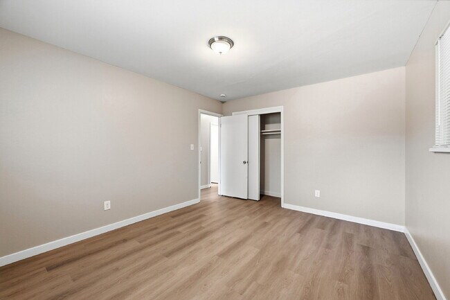 Building Photo - $2,240.95 with $300 Off the First Month's Rent, 5 Beds - 2 Bath, Triplex in Littleton with Shared...