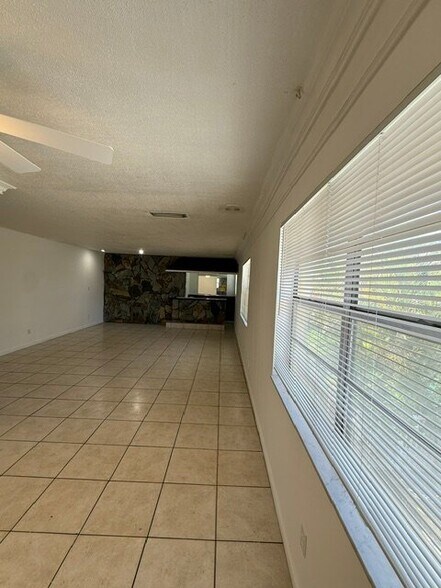 Building Photo - 1020 N 18th Ct