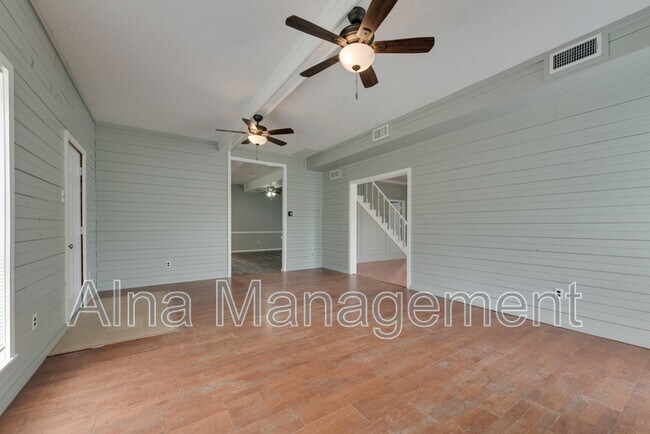 Building Photo - 743 Kings Ln