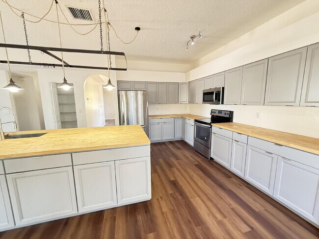 Building Photo - Beautifully remodeled 6 bedroom - 3 bath home in Summerfield Village