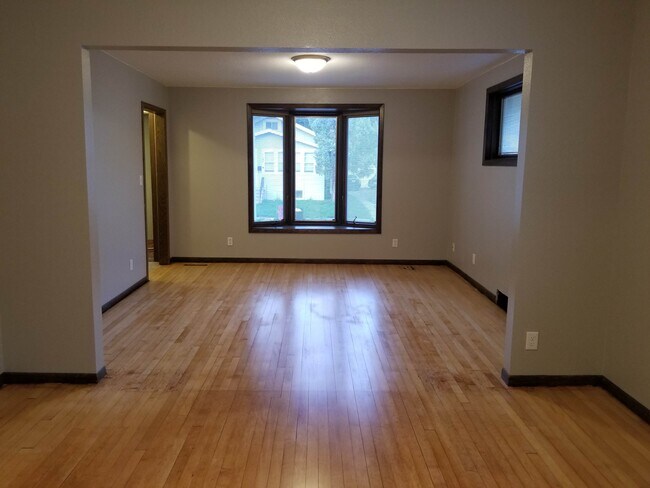 Building Photo - 1146 9th St N