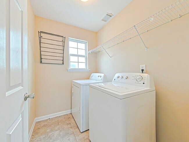 Building Photo - 3 Bed 2.5 Bath Home near Lakeside Highschool