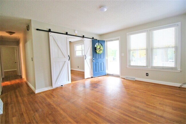 Building Photo - 2807 Holt Dr