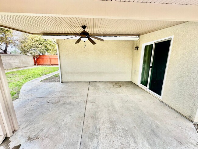 Building Photo - Spacious South Fresno 4/2