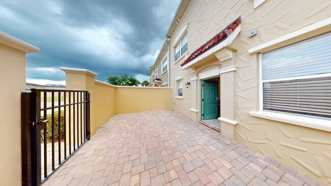 Building Photo - 4/3.5 TOWNHOME VILLA in Waterstone-Davenport