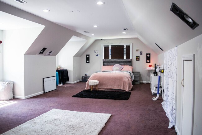 Building Photo - Beautiful Spacious Single-Family Home in Beaver Hills | 8-bed 3.5-bath