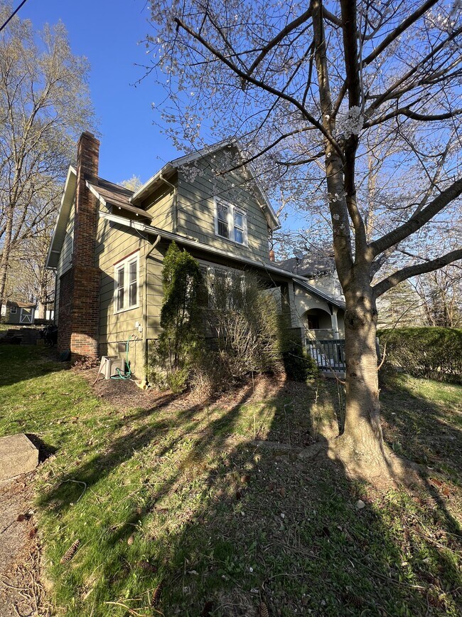 Building Photo - 519 School St