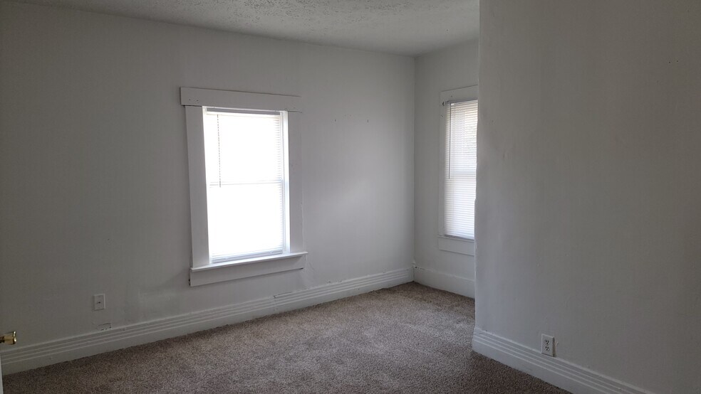 Building Photo - 2119 S Walnut St