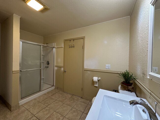 Building Photo - Apartment for rent