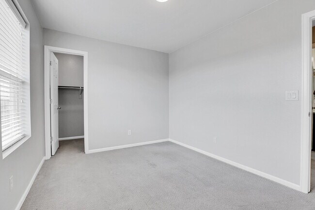 Building Photo - $2,600.00, 3 bed, 2.5 bath located in Denver