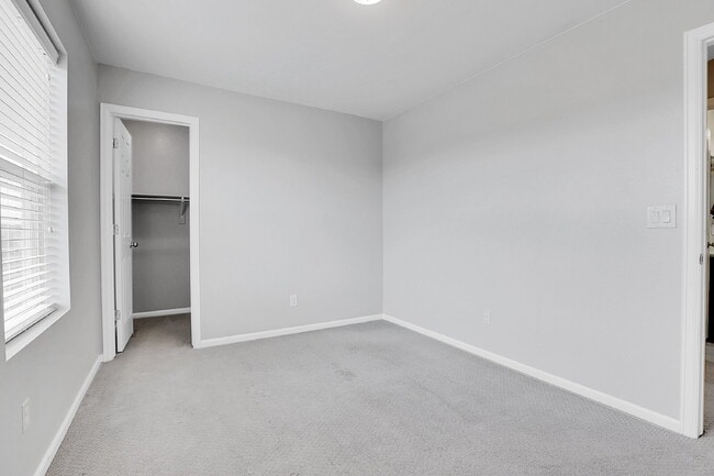 Building Photo - $2,750.00, 3 bed, 2.5 bath located in Denver