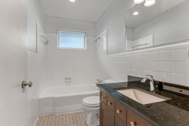 Building Photo - Adorable Midtown Duplex