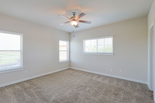 Building Photo - Large Modern Four Bedroom Duplex