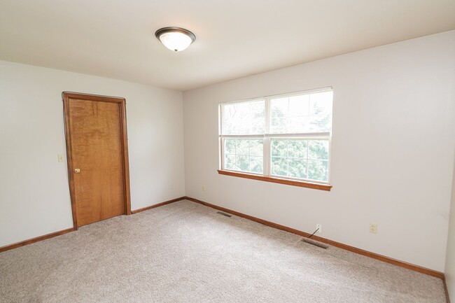 Building Photo - 3 bedroom / 2.5 bathroom Townhome for Rent...