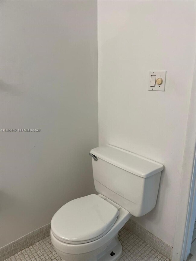 Building Photo - 3125 Oakland Shores Dr