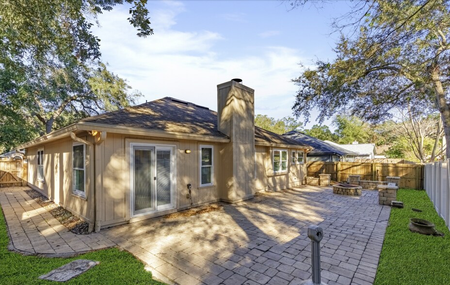 Building Photo - 8510 Majestic Oaks Dr S