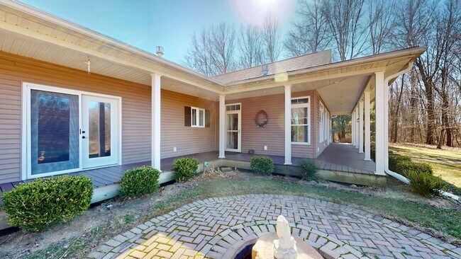Building Photo - Beautiful county home, ranch with extra bu...