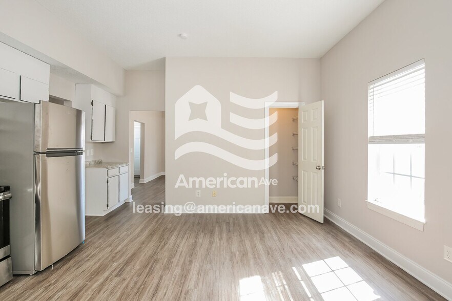 Building Photo - 804 S Elm St