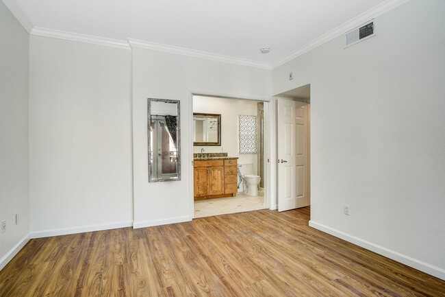 Building Photo - 2 bedroom 2 bathroom condo in Uptown District!